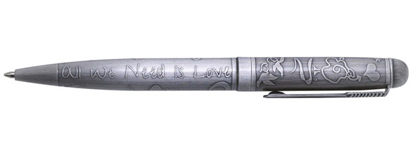 עט "All we need is LOVE" עשוי פיוטר, בעיצוב ישראלי מקורי
